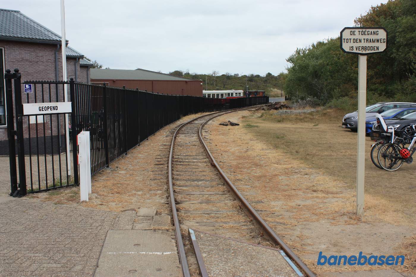 Sporet lige ved museets indgang, set i retning mod De Punt. Museet inde til venstre