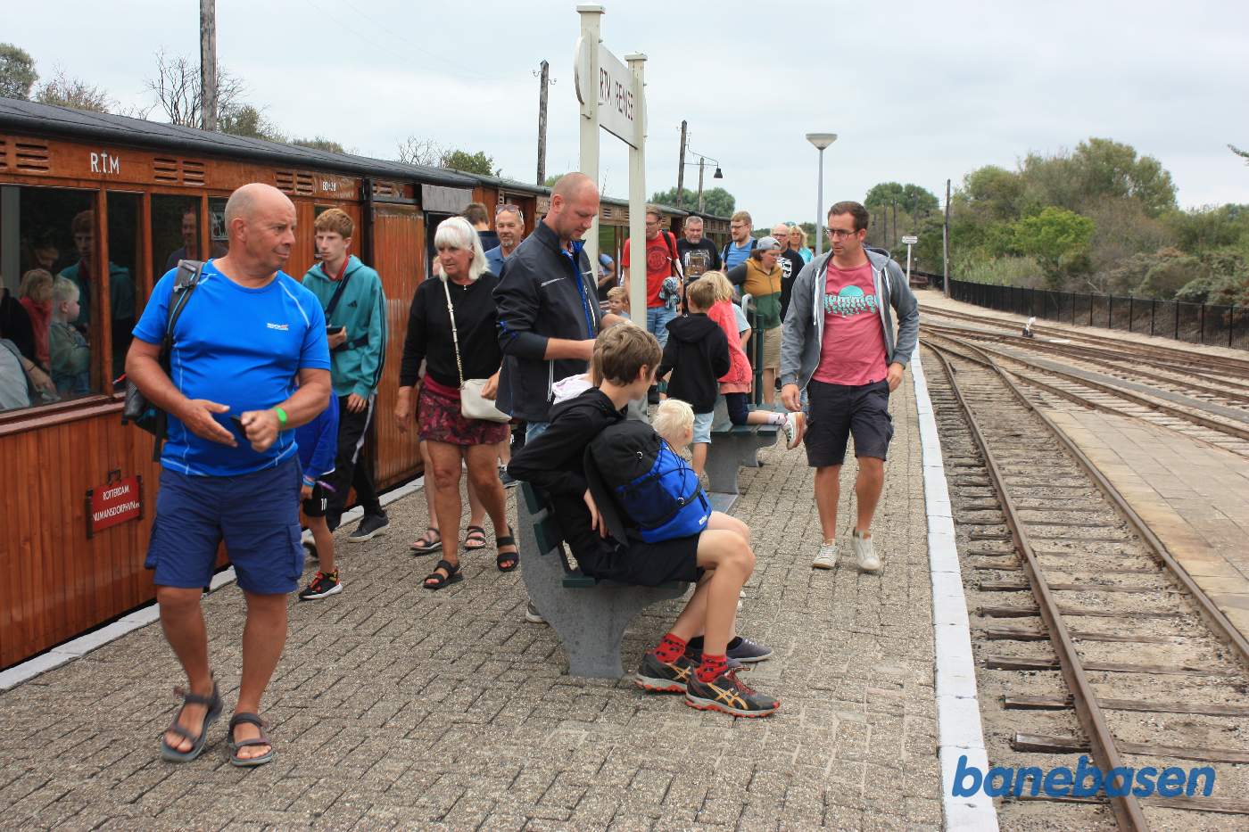 Endestationen, de rejsende stiger ud af toget