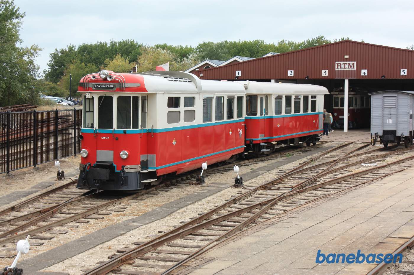 Motortog holder foran museet