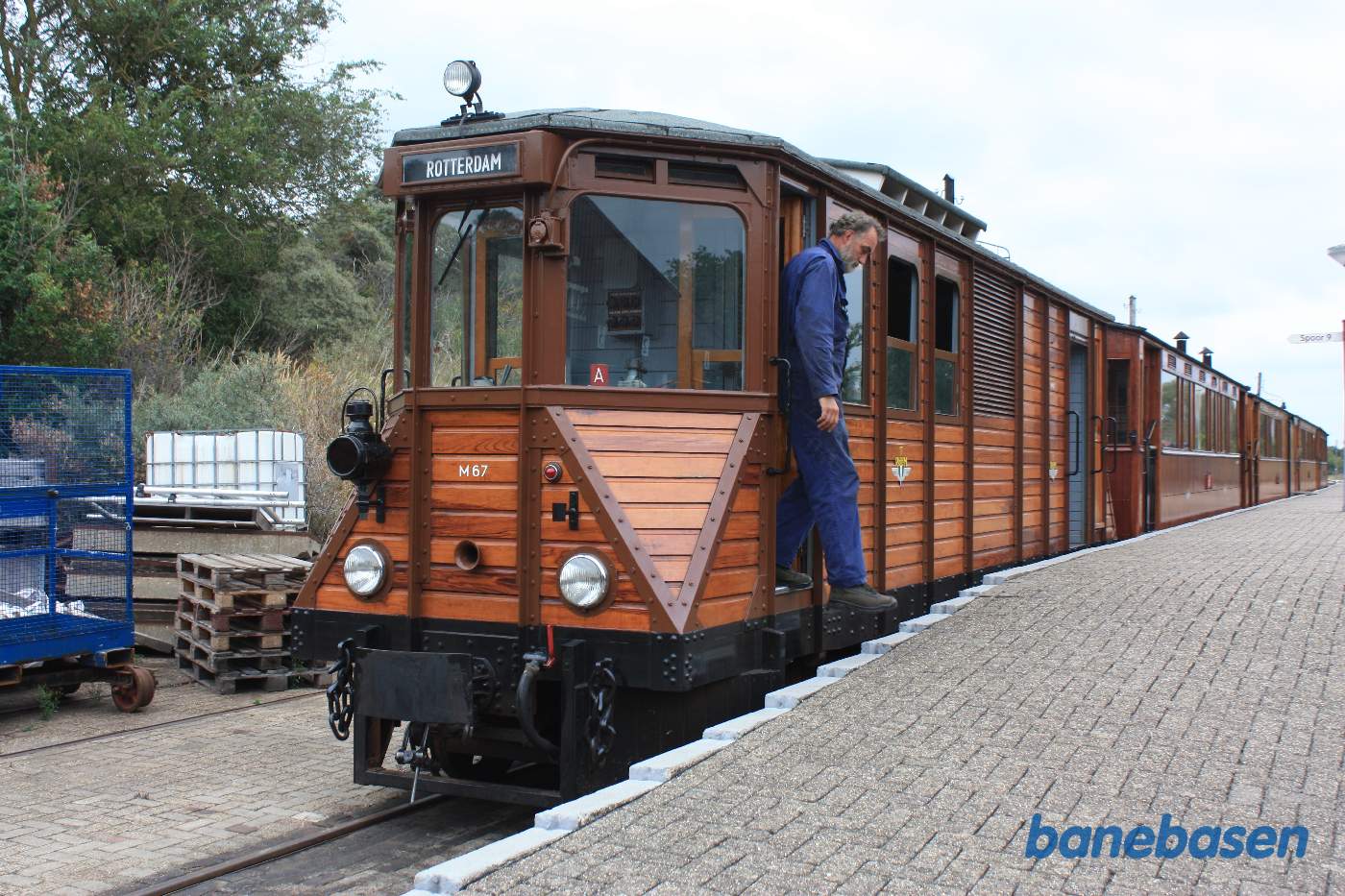 Dagens motortog trækkes af et gammelt lokomotiv, set skråt forfra