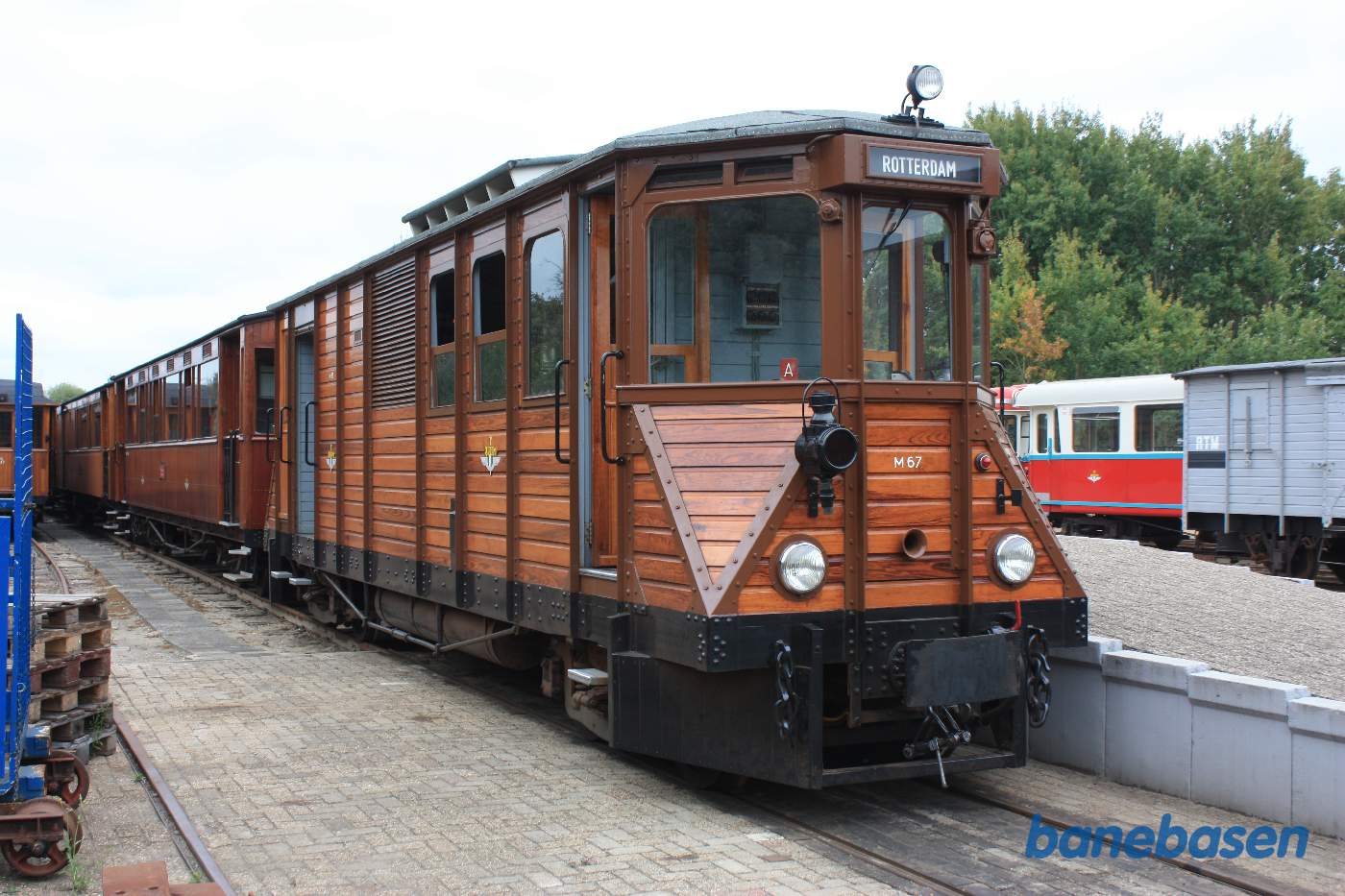 Dagens motortog trækkes af et gammelt lokomotiv, set skråt forfra