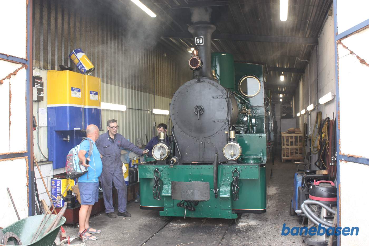 Damplokomotiv i remisen, set forfra