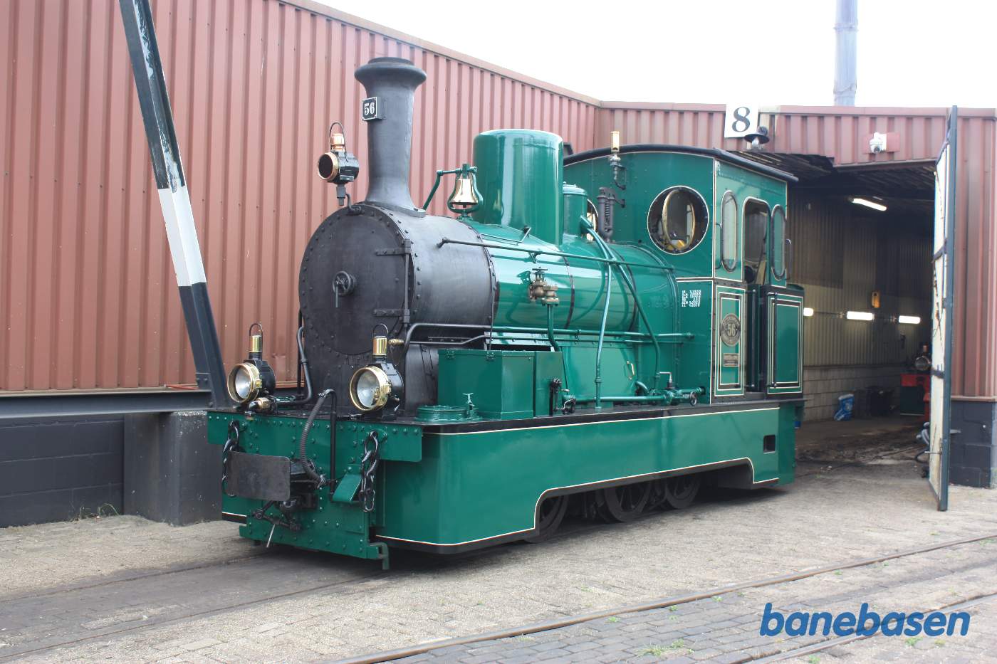 Damplokomotiv udenfor remisen, set skråt forfra