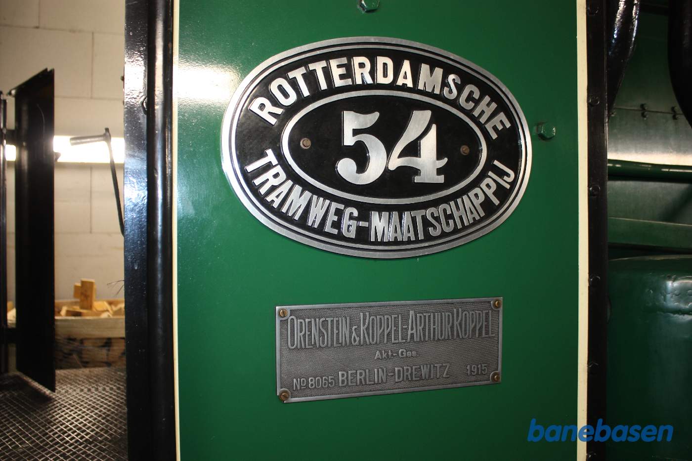 Damplokomotiv i remisen, fabriksskilt