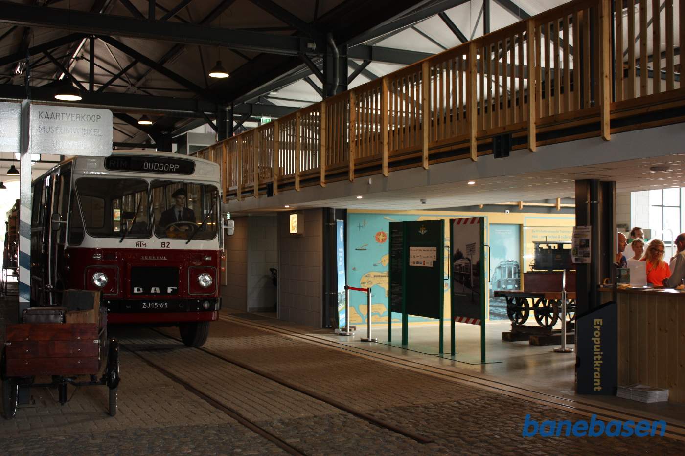 En af banens røde busser, indgangen til museet til højre