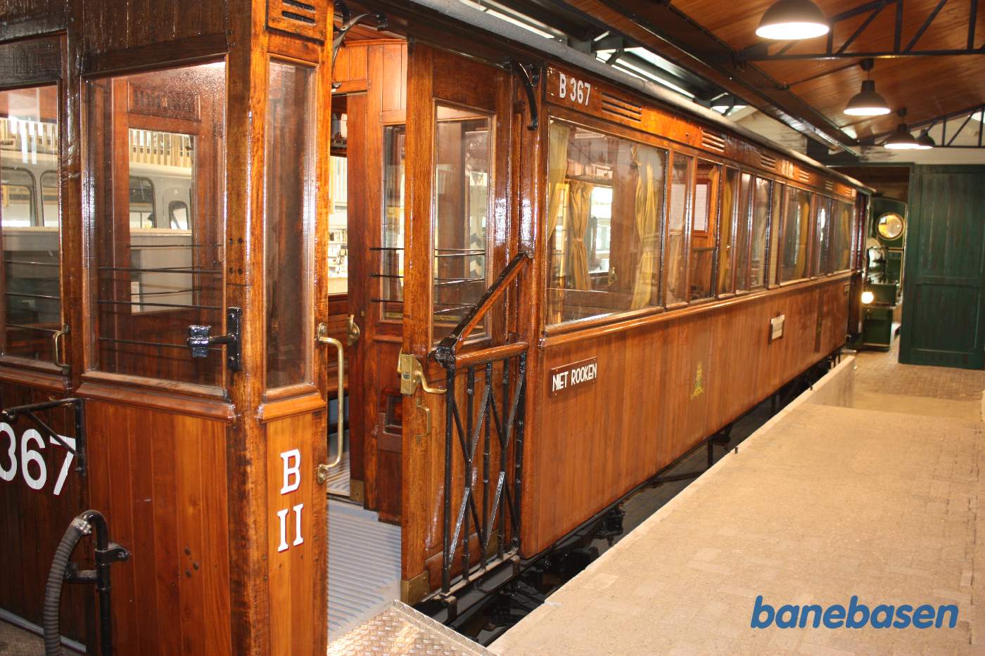 Teaktræsbeklæde personvogn, 3.kl.