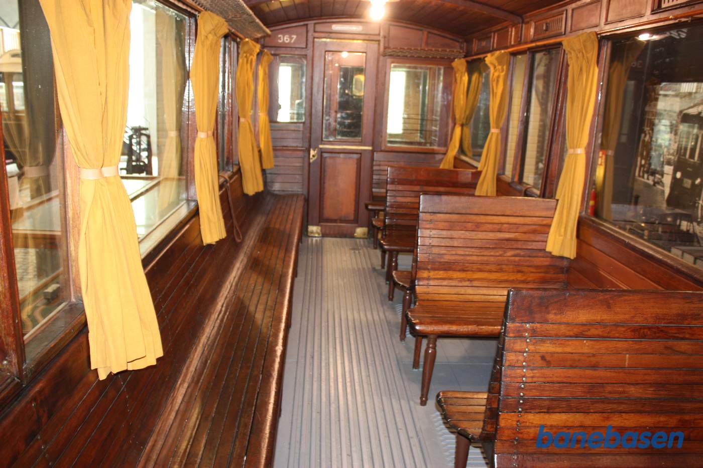 Teaktræsbeklæde personvogn, 3.kl., set indefra