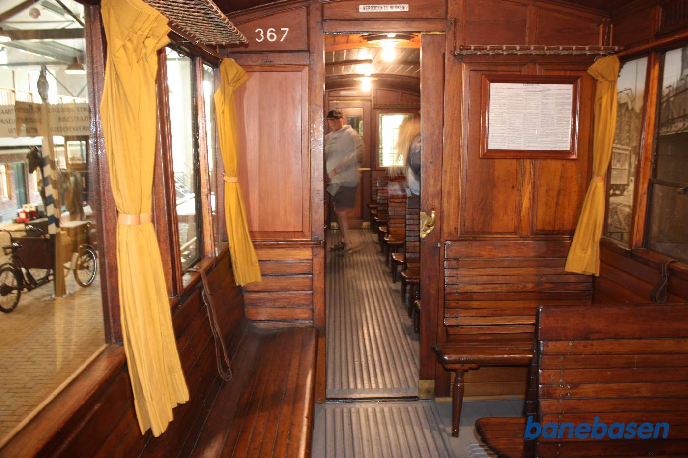 Teaktræsbeklæde personvogn, 3.kl., set indefra