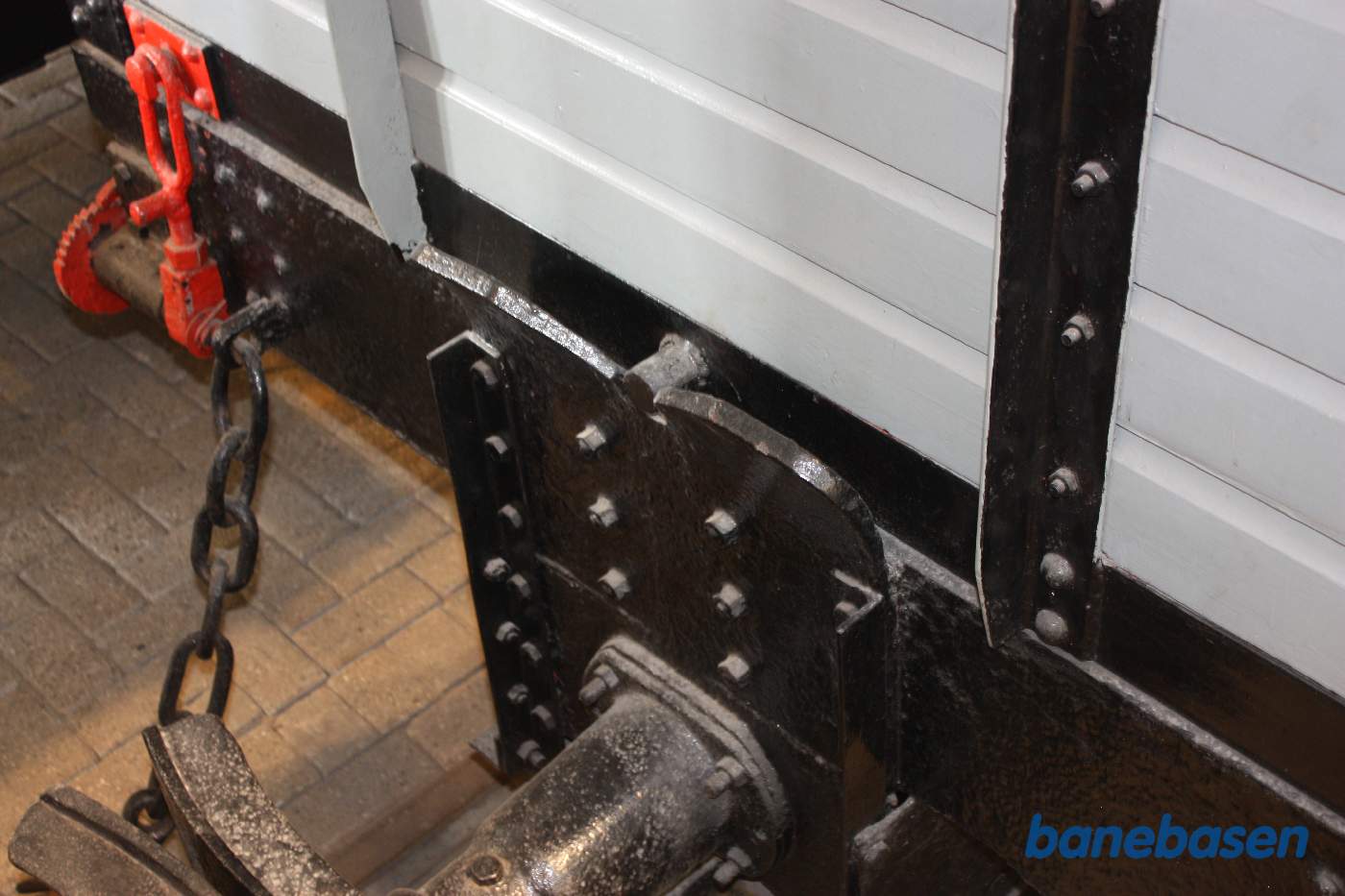 Godsvogn, med krogene i taget kan man løfte hele vognkassen af, datidens containertransport. Beslag til fastgørelse af vognkassen