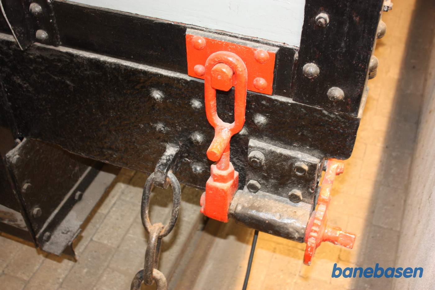 Godsvogn, med krogene i taget kan man løfte hele vognkassen af, datidens containertransport. Beslag til fastgørelse af vognkassen