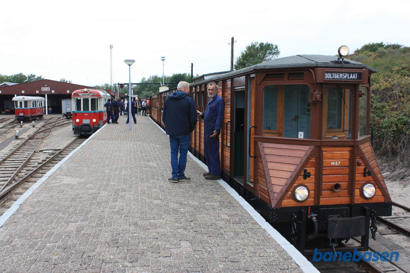 Dagens motortog trækkes af et gammelt lokomotiv, set skråt forfra