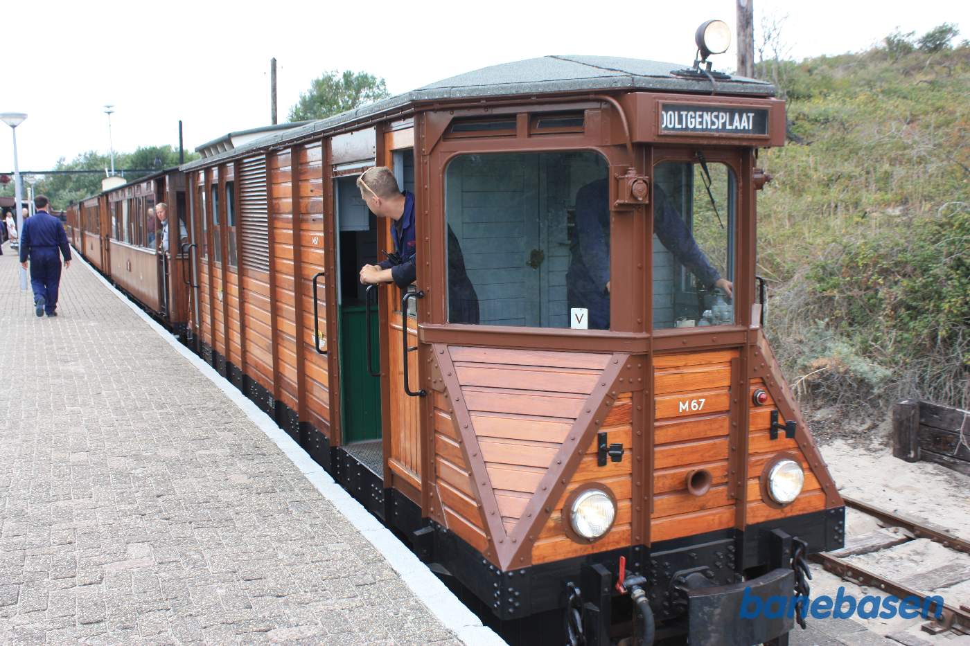Dagens motortog trækkes af et gammelt lokomotiv, set skråt forfra