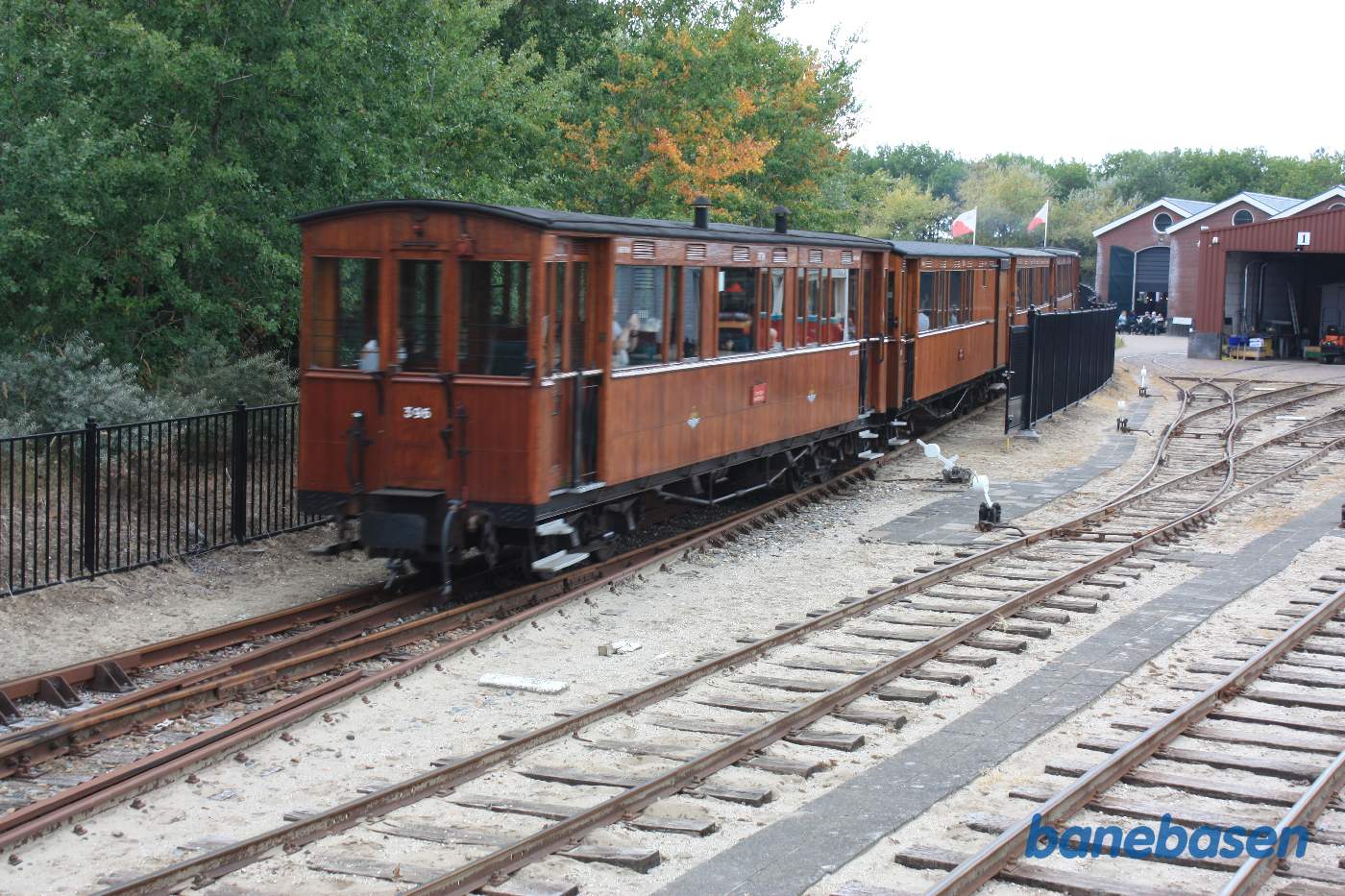 Dagens motortog på vej forbi museet