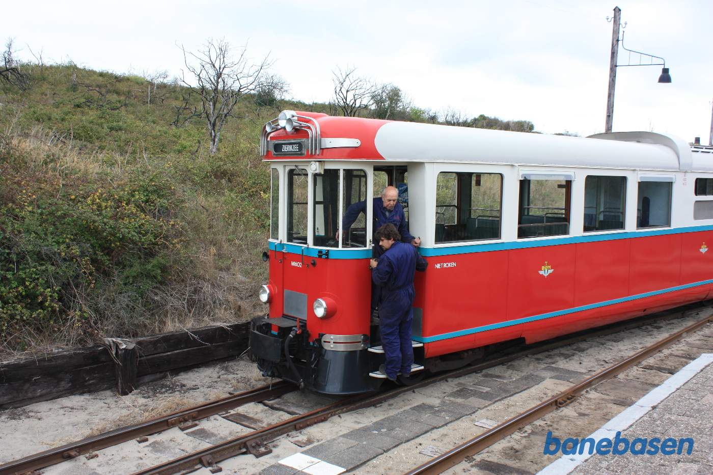 Motorvogn rangerer på stationen, mens persontoget er ude på strækningen