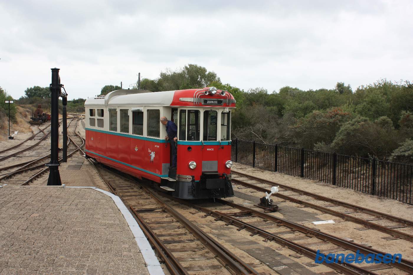Motorvogn rangerer på stationen, mens persontoget er ude på strækningen