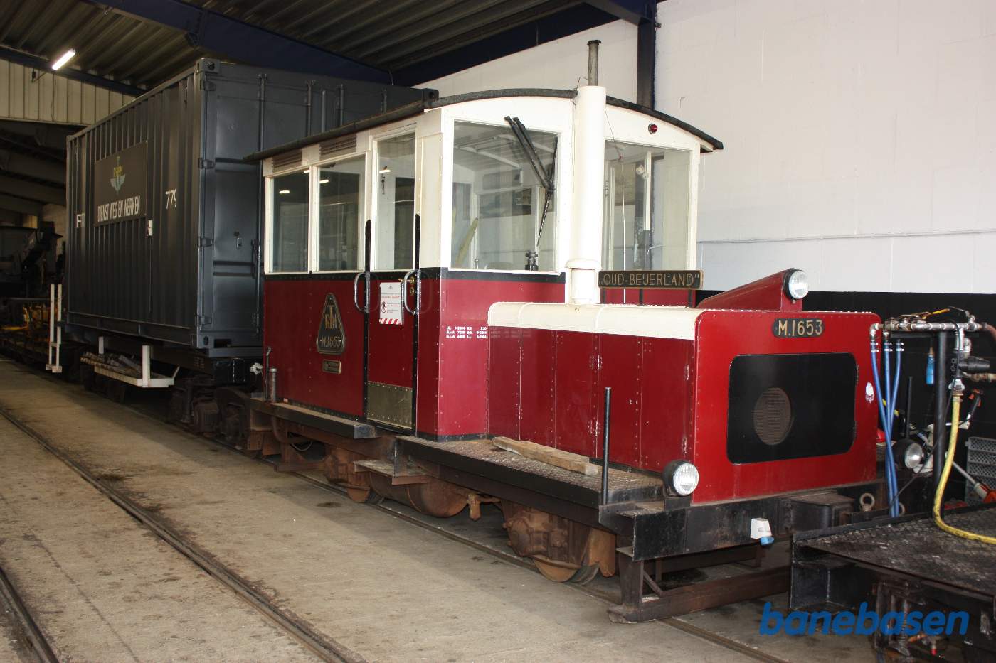 Lille rødt diesellokomotiv i vognhallen