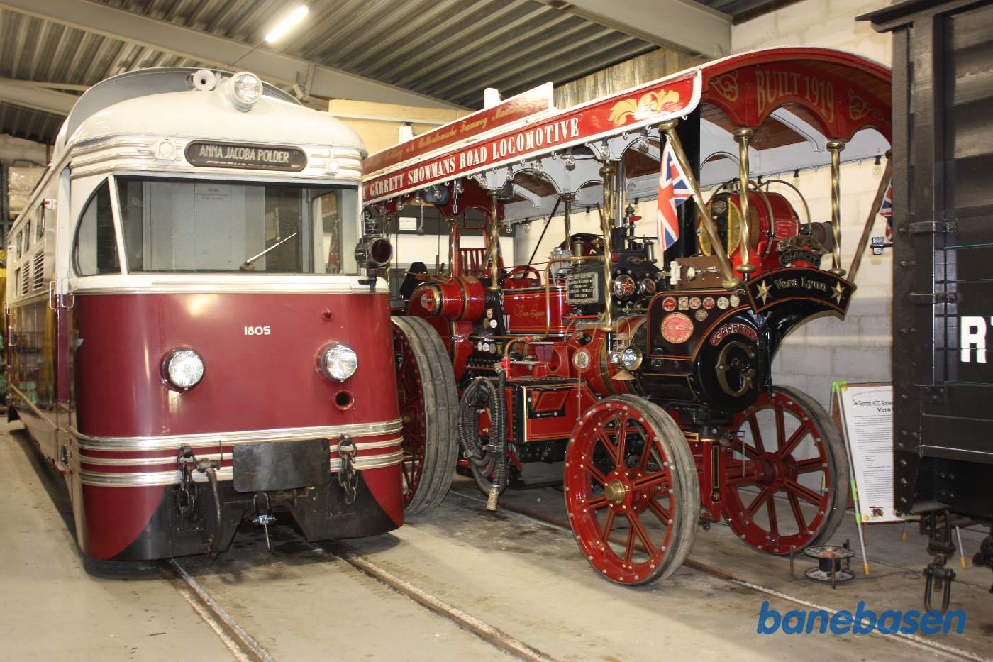 Rød motorvogn til venstre, lokomobil til landbrug til højre