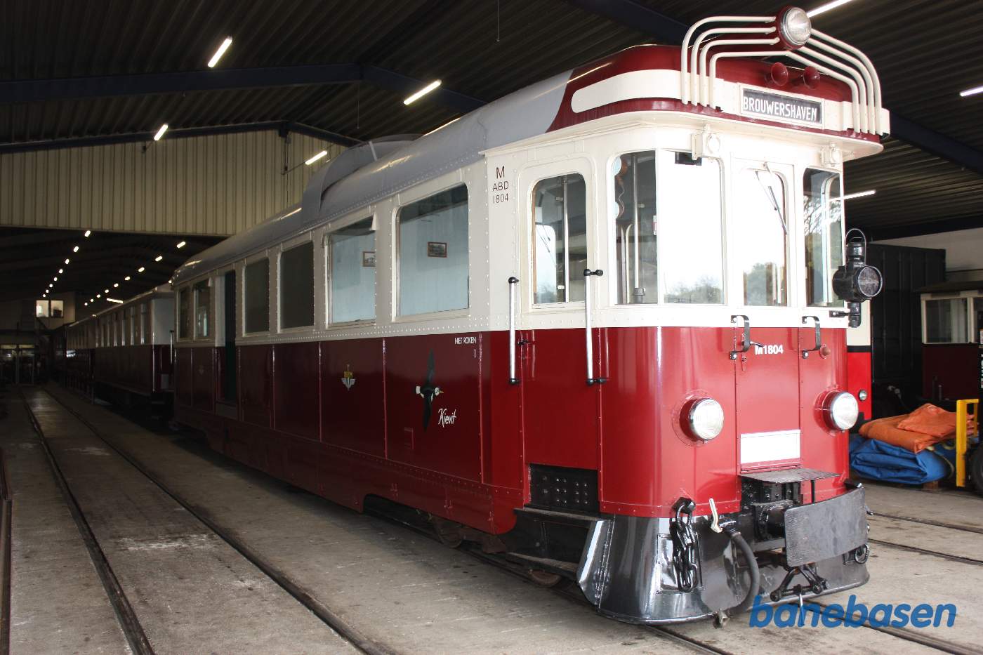 Rød-hvid motorvogn i vognhallen