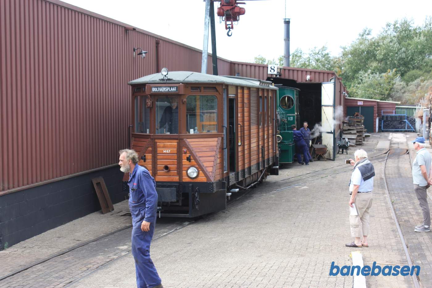 Motorlokomotivet trækker damplokomotivet udenfor