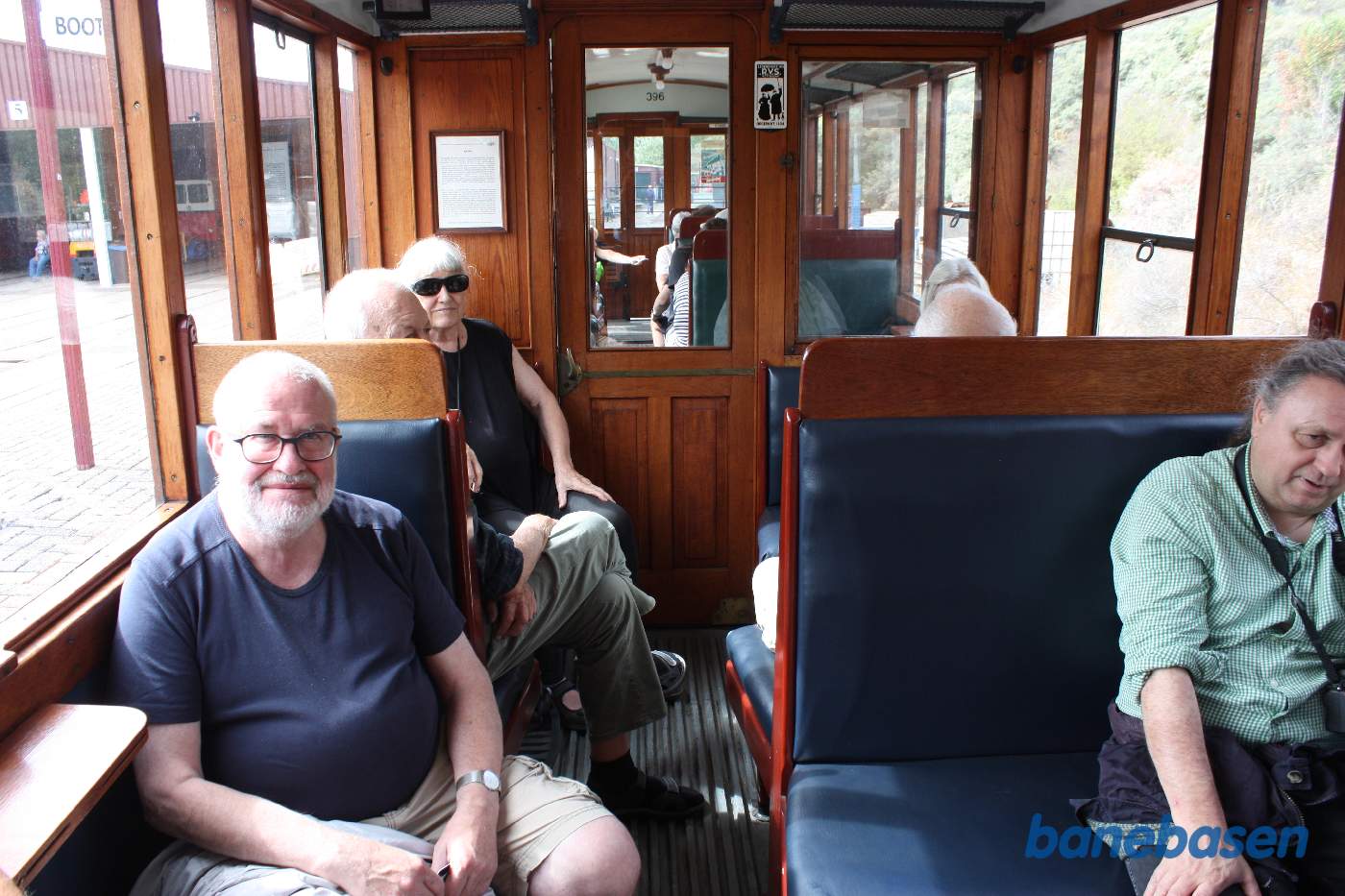 Et kig ind i en af personvognene, 1.kl.