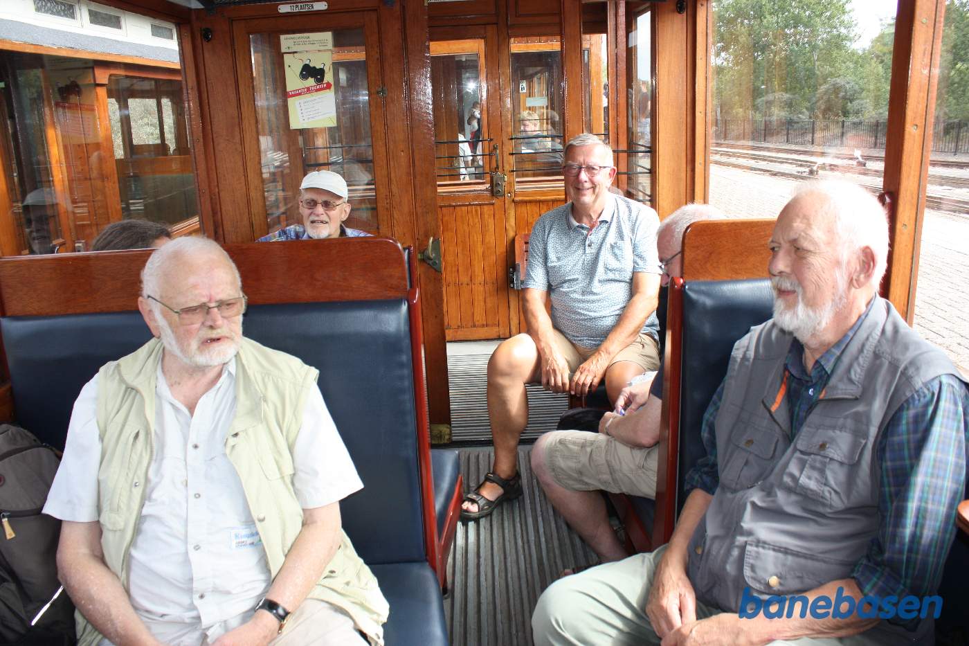 Et kig ind i en af personvognene, 1.kl.