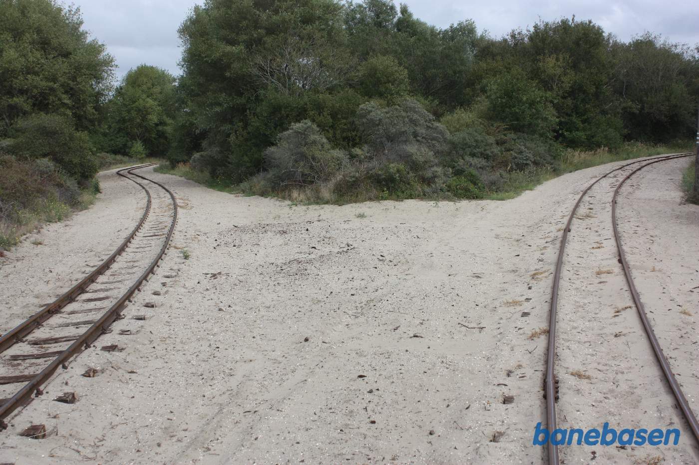 Venstre spor kommer fra RTM Remise, går rundt i loopet, passerer De Punt og kommer tilbage i det højre spor - toget er dermed vendt