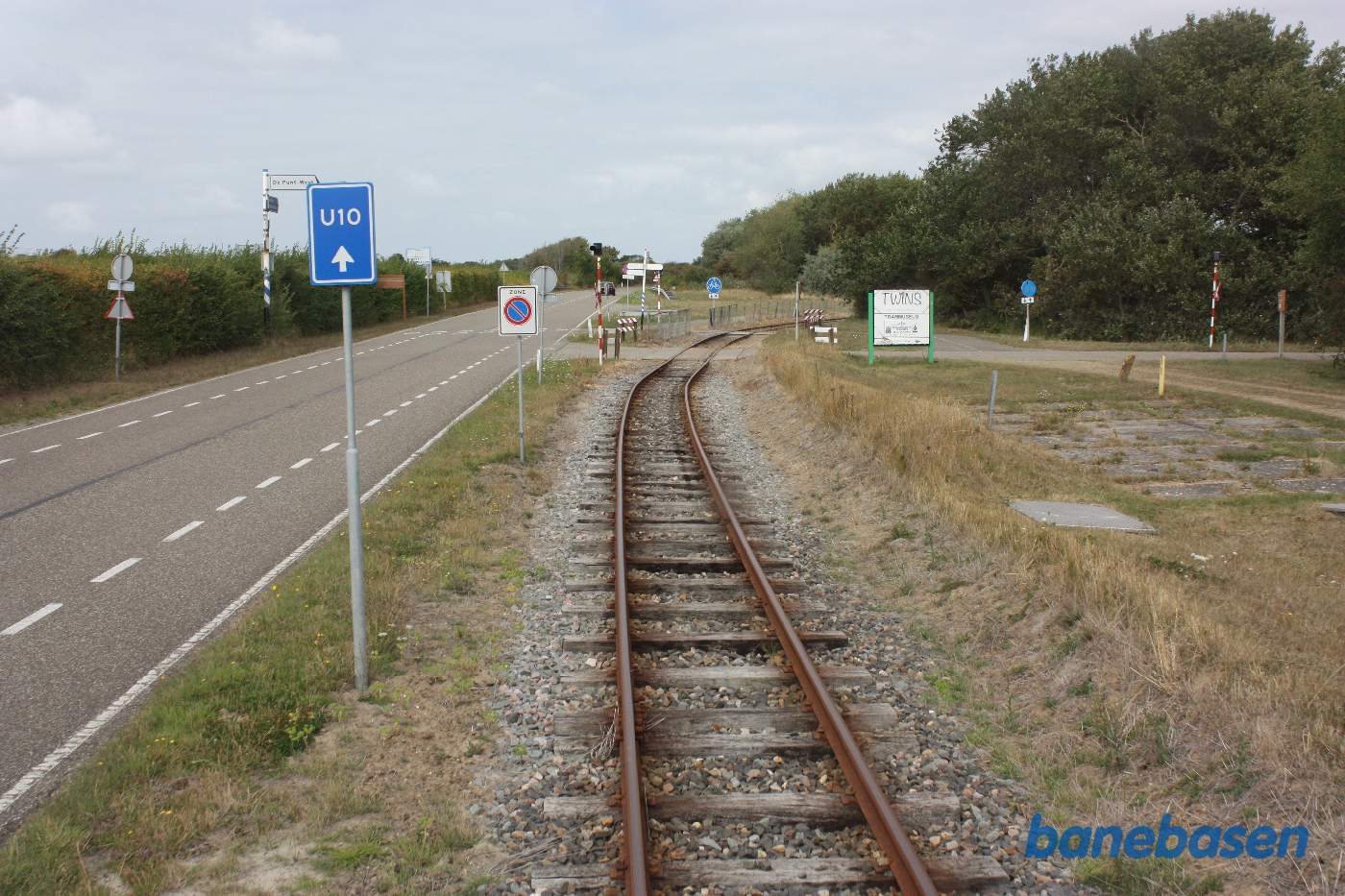Indkørslen til museet der ligger bag træerne til højre