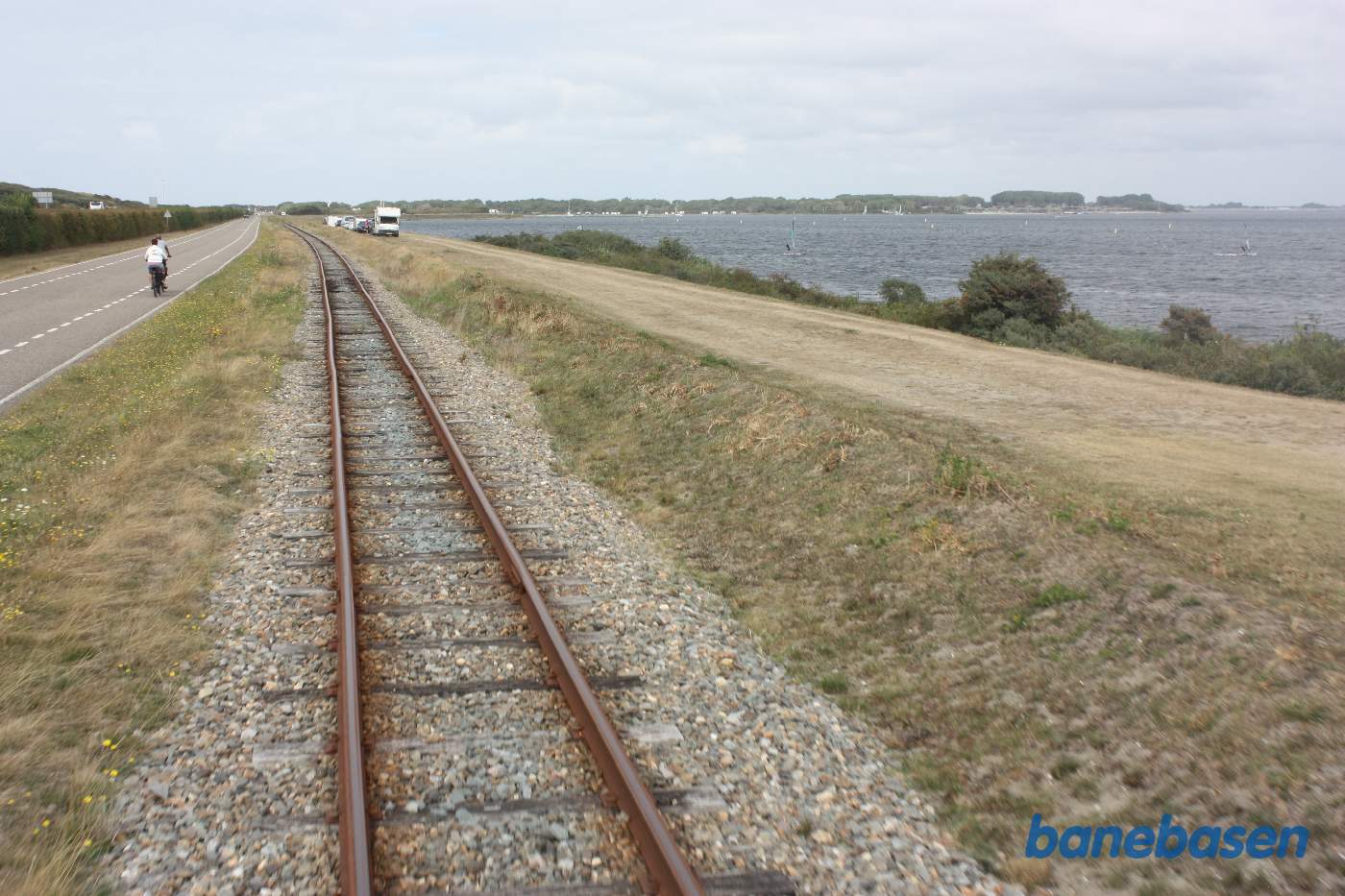 Banen går på en dæmning, havet til venstre og indsøen til højre