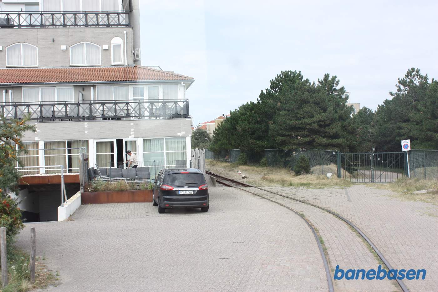 Vi passerer strandhotellet ved Port Zélande