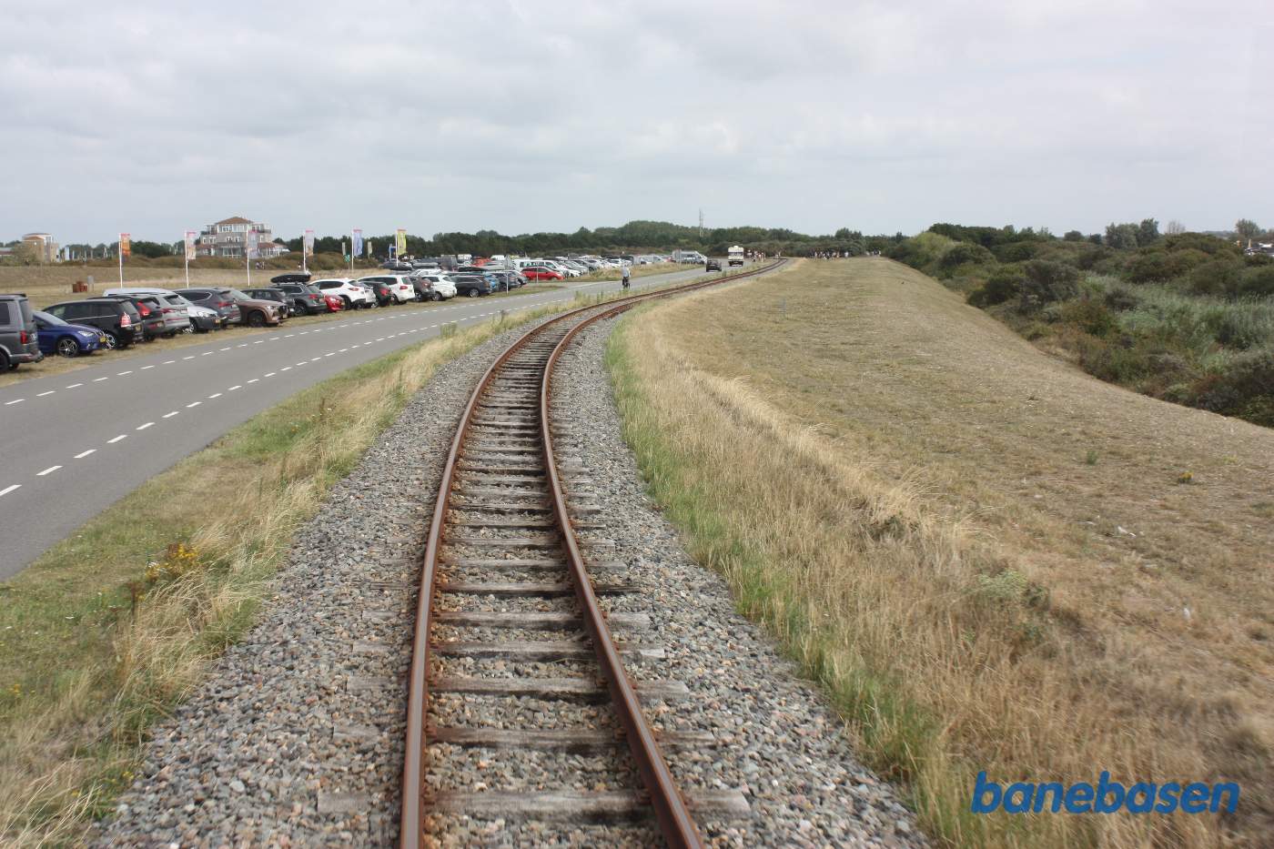 Banen fortsætter henover en af de små øer