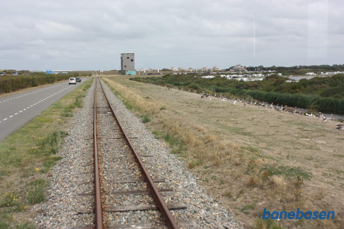 Banen fortsætter henover en af de små øer