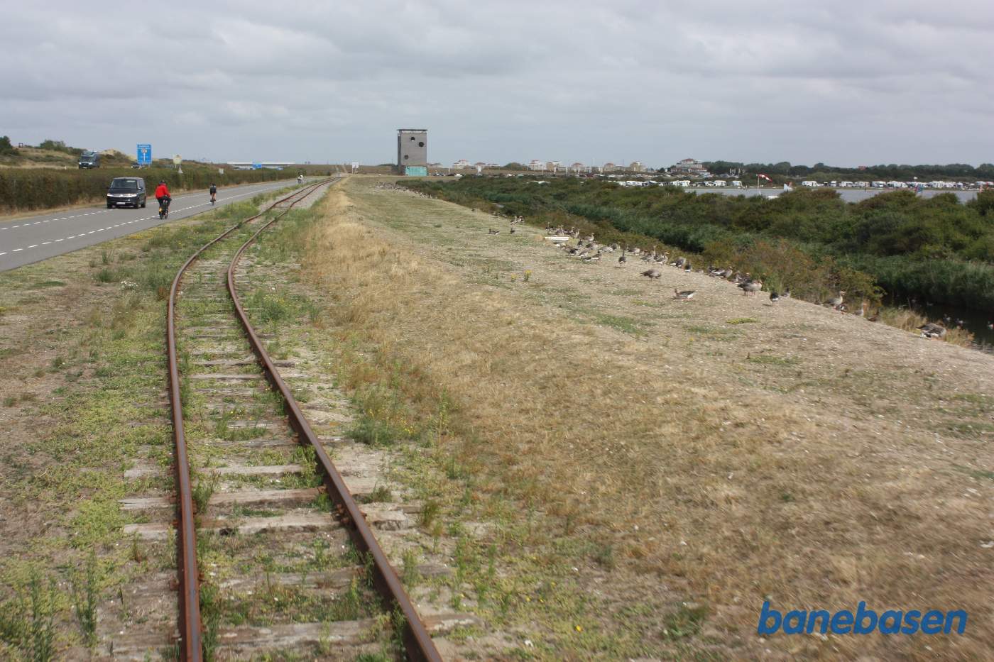Banen fortsætter henover en af de små øer