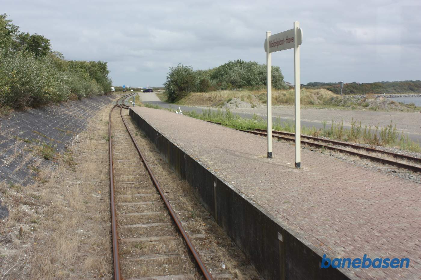 Toget passerer Middelplaat Haven