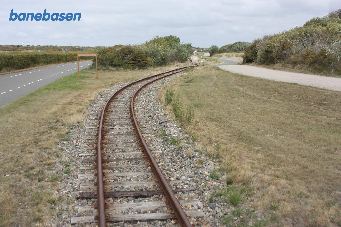Banen fortsætter henover en af de små øer