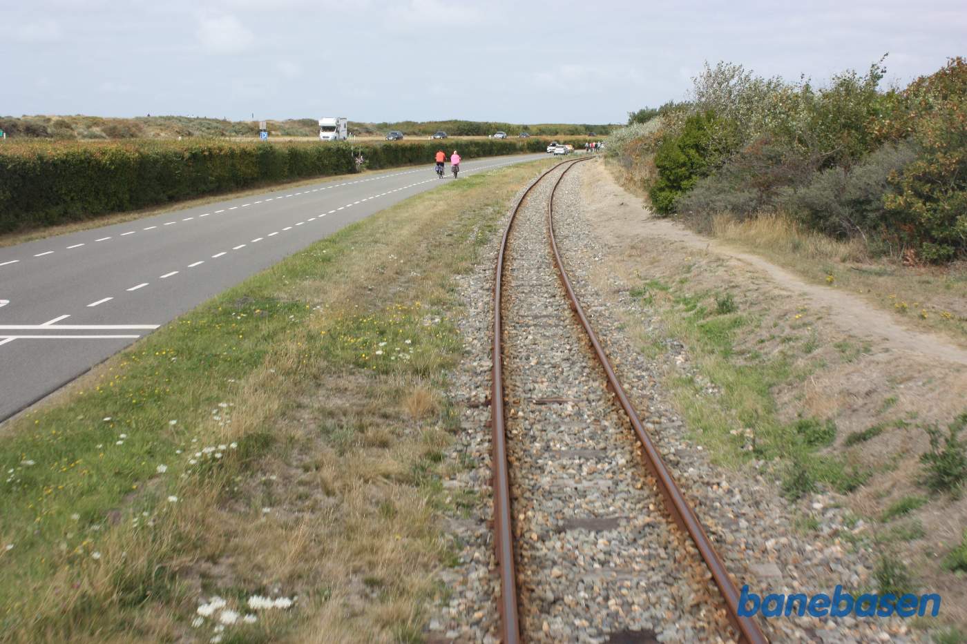 Banen fortsætter henover en af de små øer