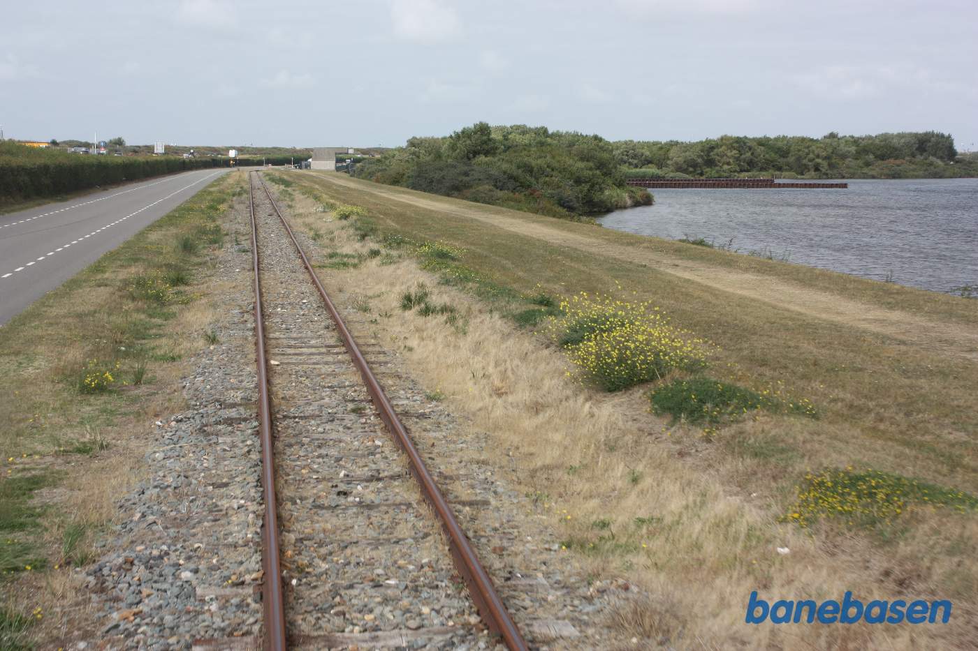 Banen går på en dæmning, havet til venstre og indsøen til højre