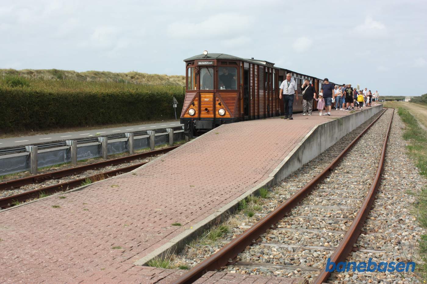 De rejsende stiger ud af toget