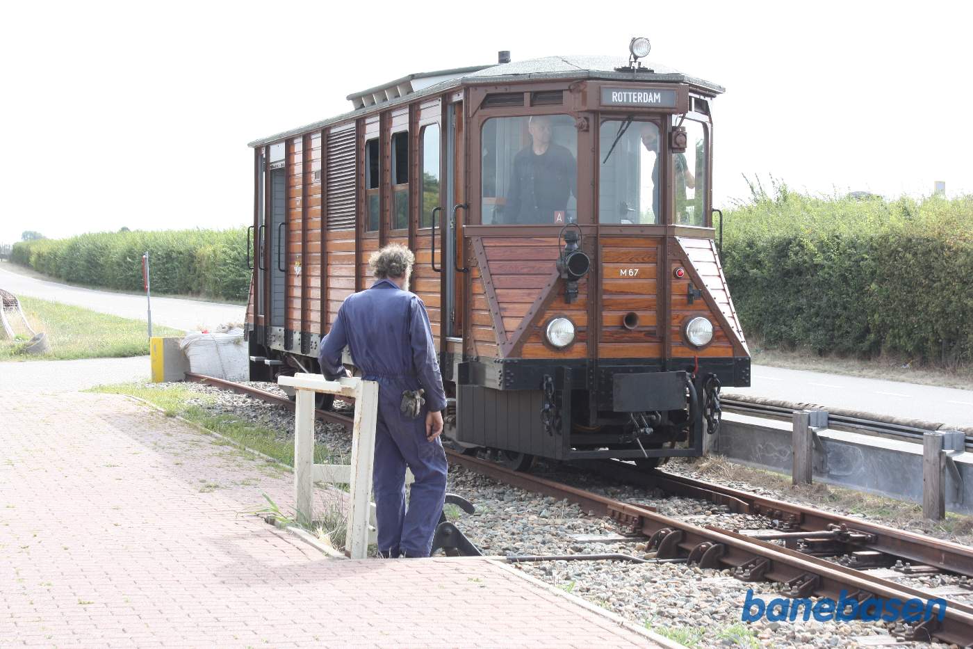 Motorvognen omløber toget i perronsporet mens de rejsende ser på
