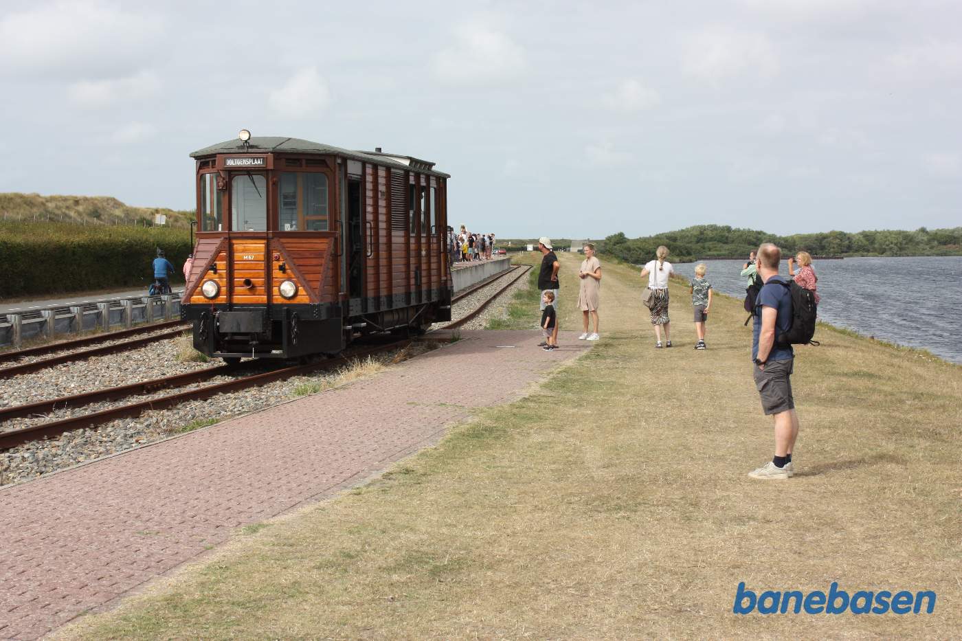Motorvognen omløber toget i perronsporet mens de rejsende ser på