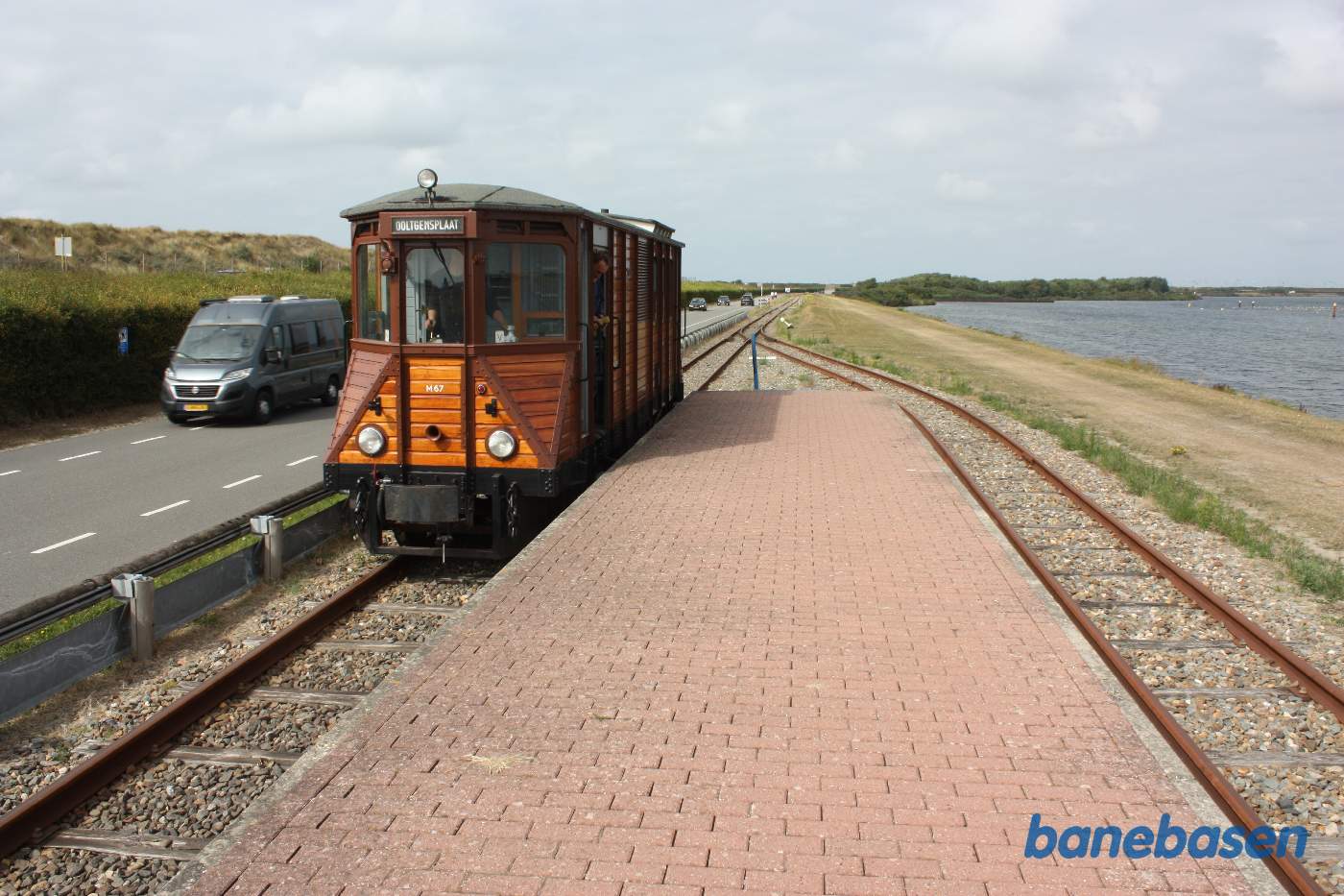 Motorvognen omløber toget i perronsporet mens de rejsende ser på