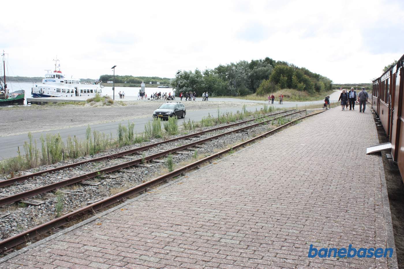 Persontoget samler rejsende op fra den hvide færge til venstre