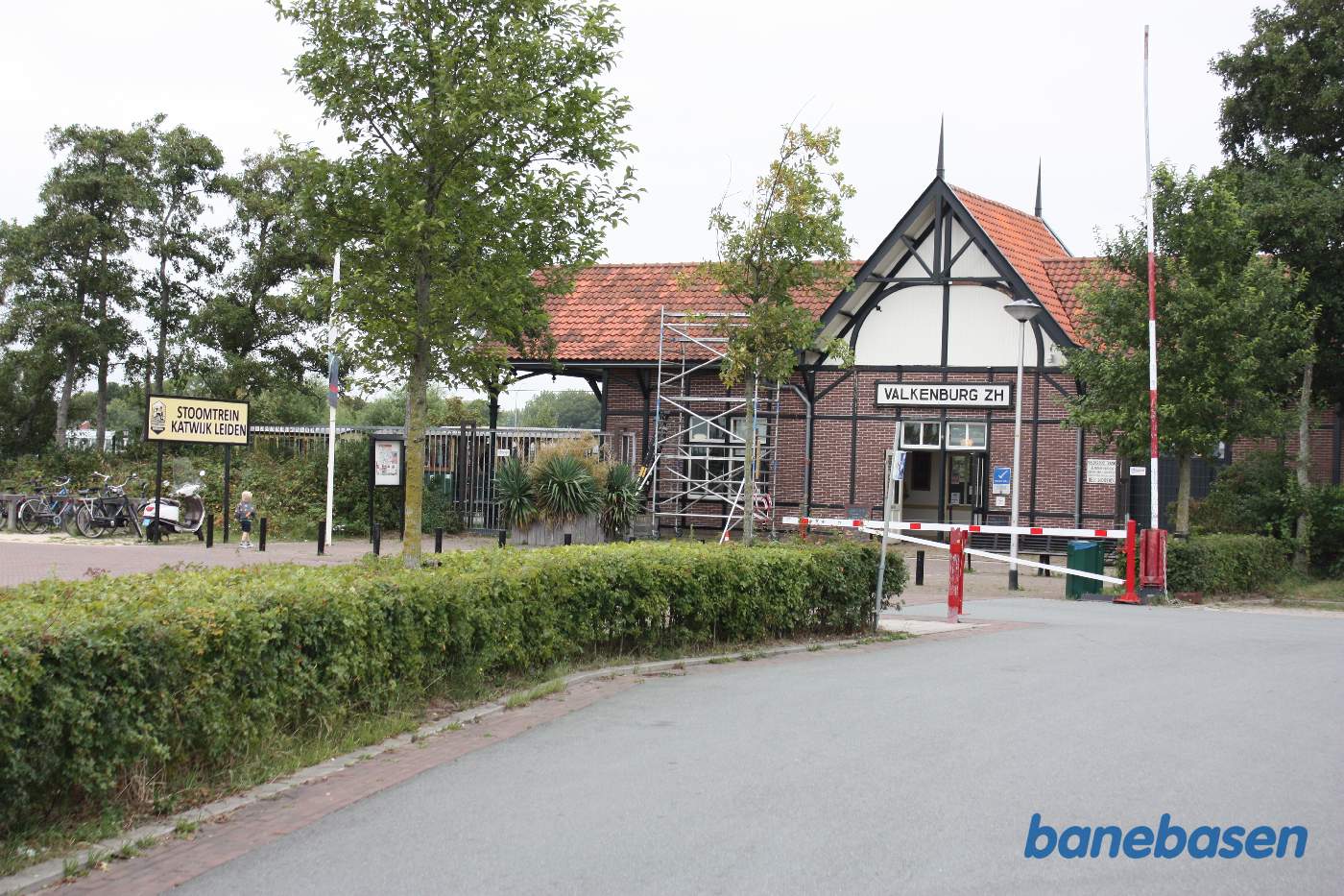 Stationsbygningen set fra vejen