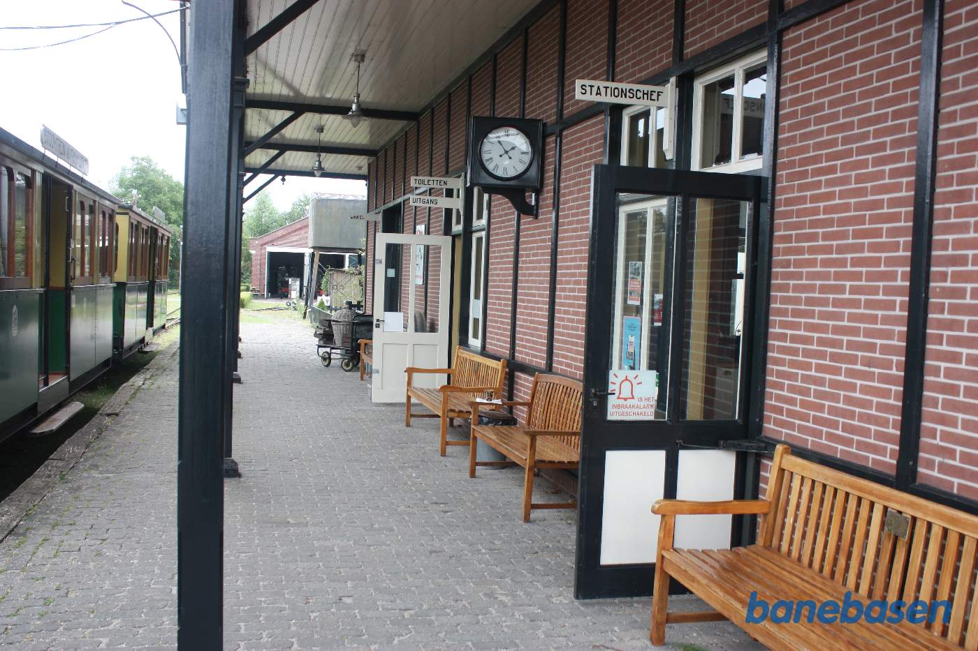 Perronen med persontoget til venstre