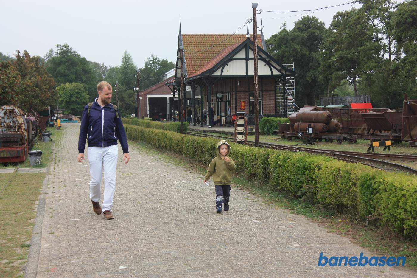Stationen set fra læssevejen med far og søn