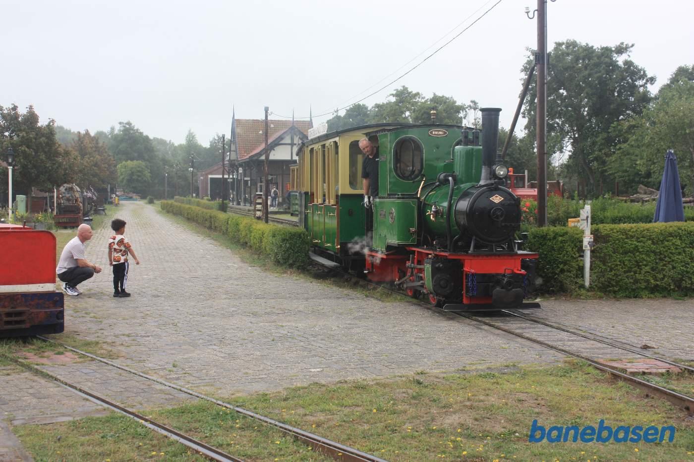 Toget damper ud af stationen