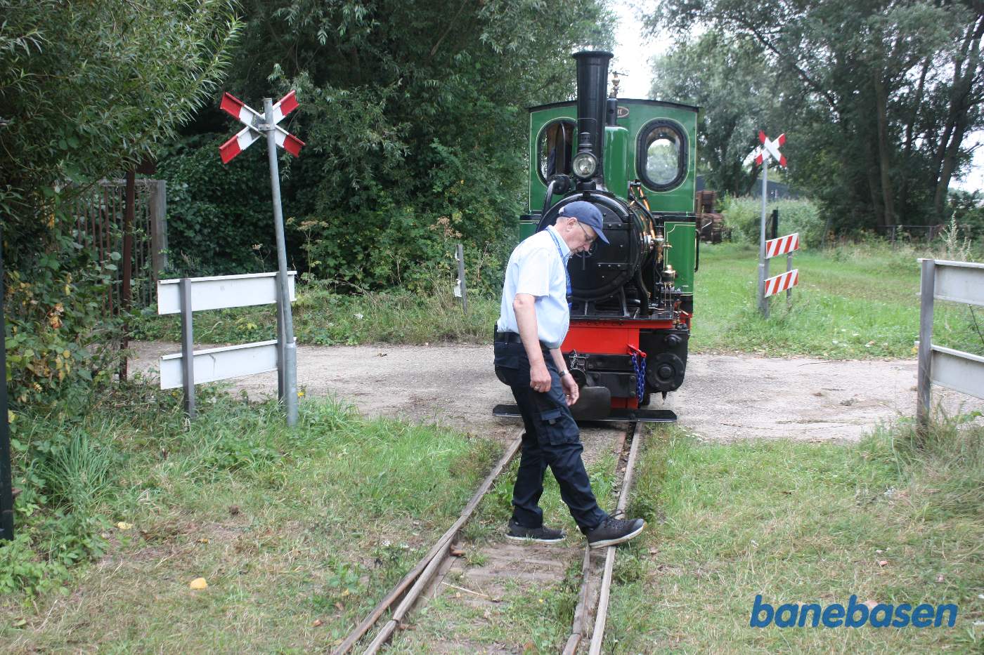 Rangisten sparker tungerne fra krum til lige. Så er sporskiftet omstillet