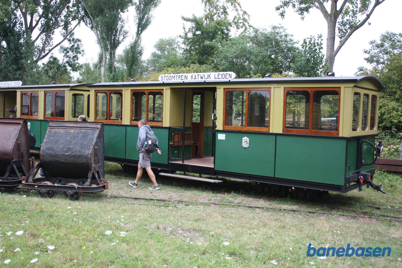 En af togets personvogne set fra siden
