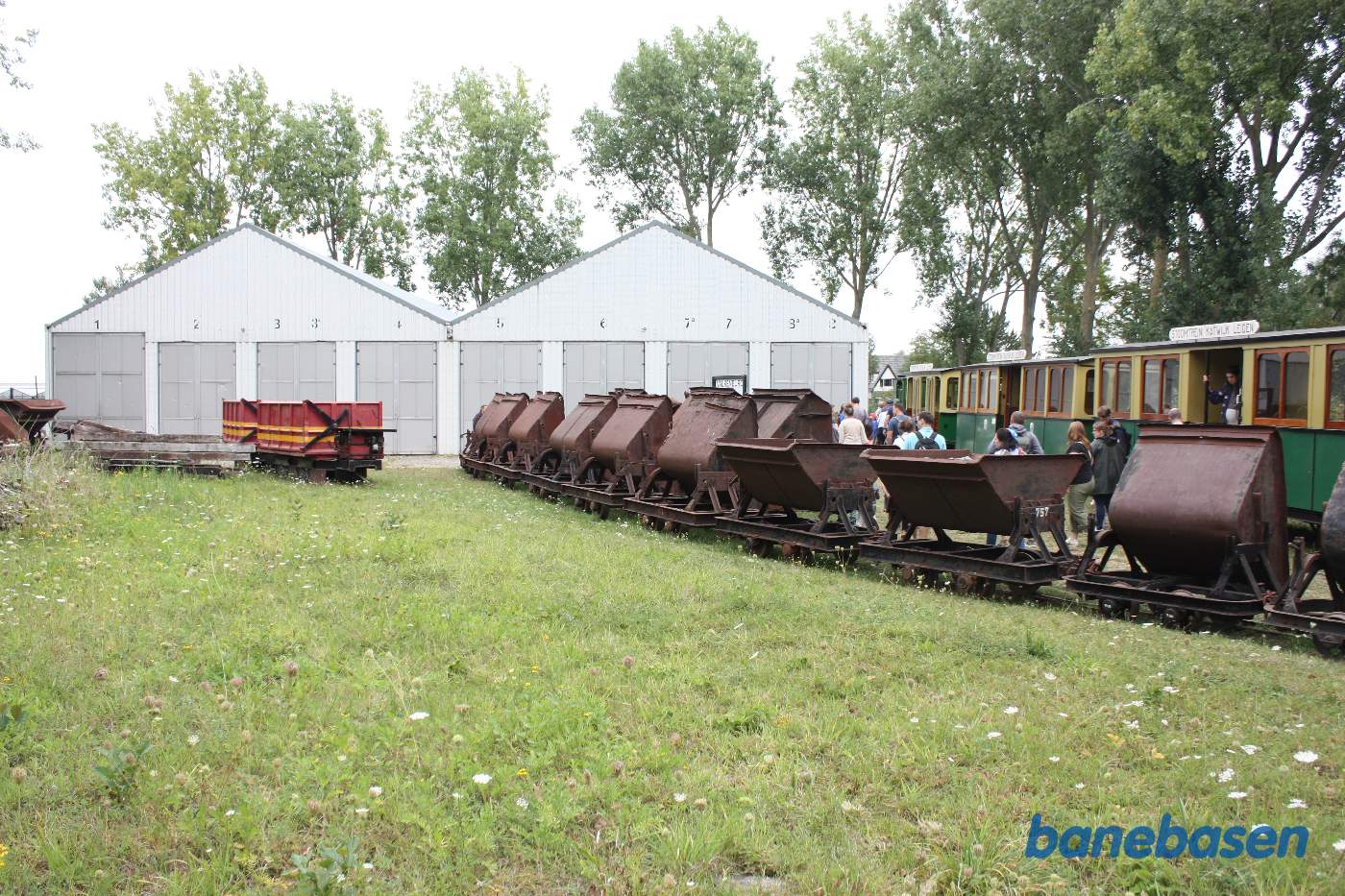 En række tipvogne udenfor magasinet