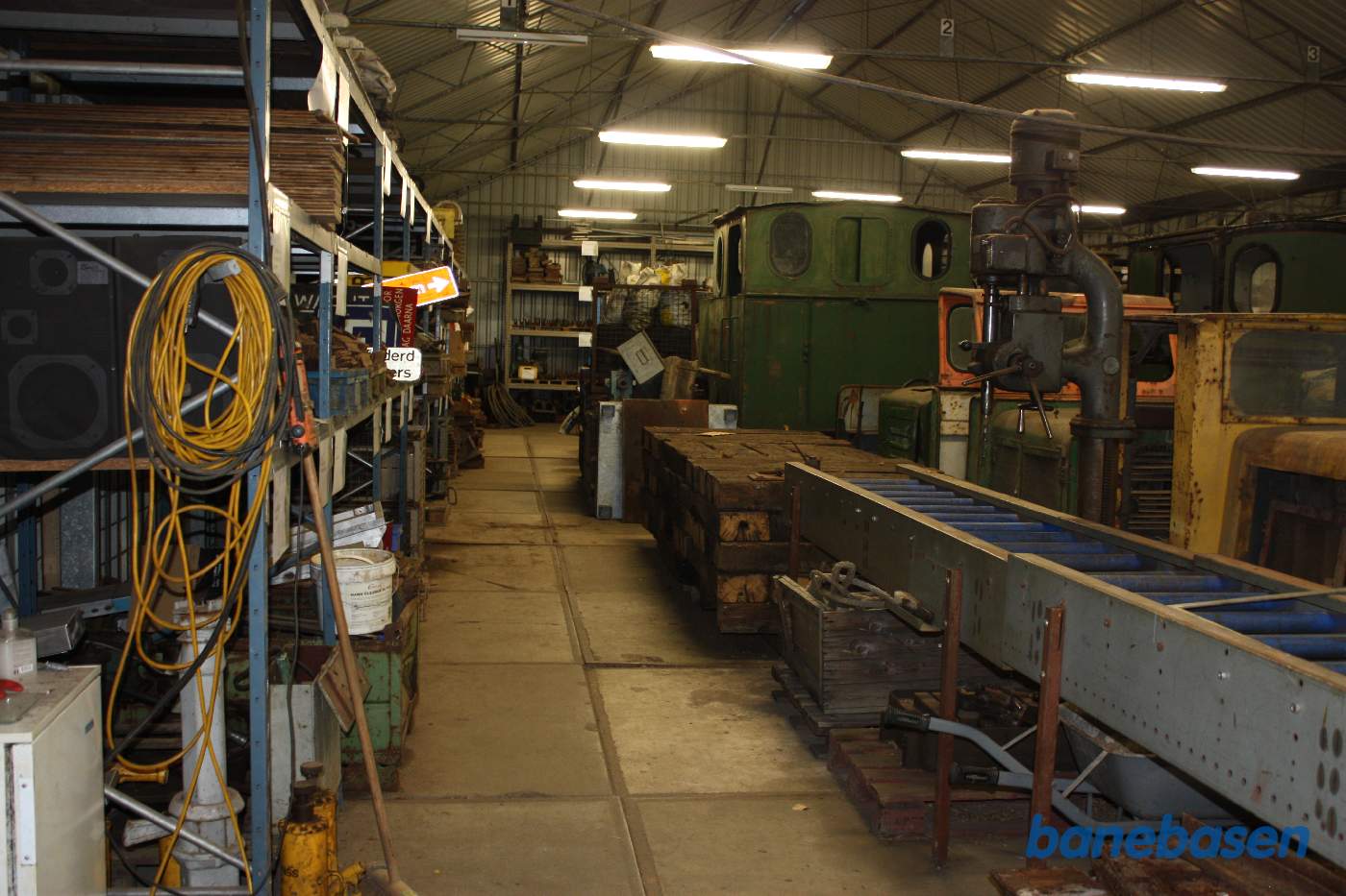 Inde i magasinhallerne var reoler med reservedele