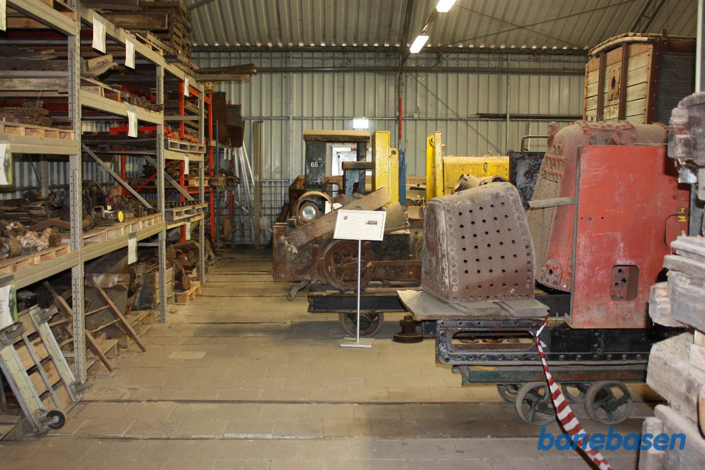 Inde i magasinhallerne var reoler med reservedele